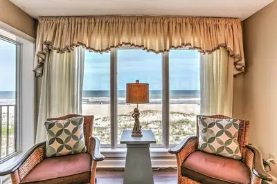 Image de 2 lits / 2 salles de bain, 3ème étage condo pour 6 personnes. Balcon et piscine en bord de mer.