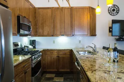 Image de 2Br / 2Ba: Charme irrésistible, surplombant le village!