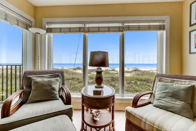 Image de 2ème étage, appartement remodelé Oceanfront 2 Bed / 2 Bath pour 6 personnes. Balcon et piscine en bord de mer.