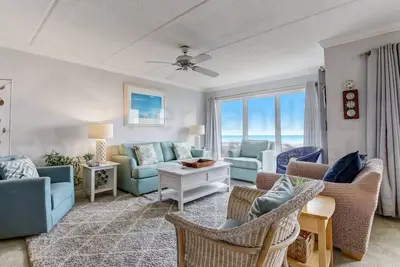 Image de 2ème étage, condo Oceanfront 2 Bed / 2 Bath pour 6 personnes. Pont et piscine en bord de mer.