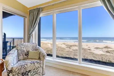 Image de Remodelé 2 chambres / 2 salles de bains, 3ème étage condo Oceanfront dort 6. Balcon et piscine.