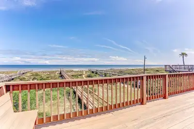 Image de 2 lit1. 5 Bath Oceanfront Duplex, magnifique terrasse inférieure. Capacité d'accueil 6 et accepte les animaux de compagnie.