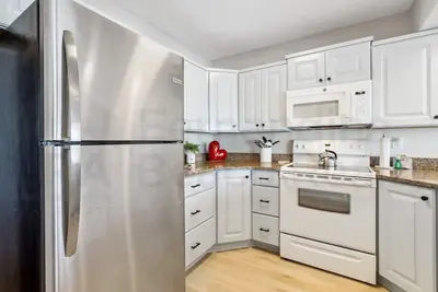 Image de Remodelé 2 lits / 2 salles de bains, 3ème étage condo Oceanfront dort 5. Balcon et piscine en bord de mer.