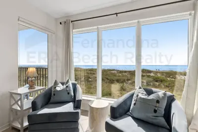 Image de 2ème étage, remodelé 2 chambres / 2 Bath Oceanfront condo peut accueillir 6 personnes. Pont et piscine en bord de mer.