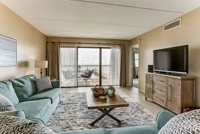Image de Le 5ème étage 2 lits / 2 salles de bain condo Oceanfront dort 6. W / D, piscine, tennis, grillades communautaires et quai de pêche privé!
