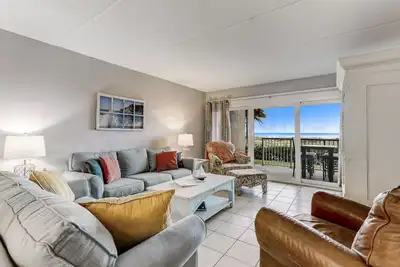 Image de 1er étage 2 chambres / 2 salles de bain condo Oceanfront dort 6. W / D, piscine, tennis et jetée de pêche privée!