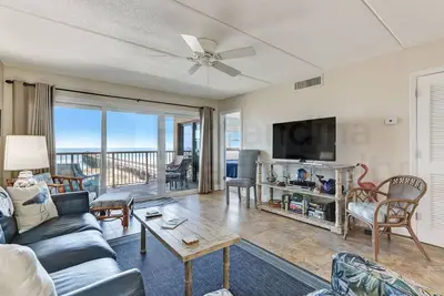 Image de 3e étage 2 chambres / 2 salles de bain condo en bord de mer pour 6 personnes. W / D, piscine, tennis et quai de pêche privé!