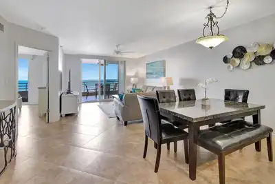 Image de Nouvellement rénové Condo sur la plage avec une vue imprenable et accès direct à la plage! !