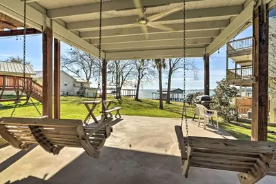 Lakefront Livingston Home w / Boat House & Kayaks!