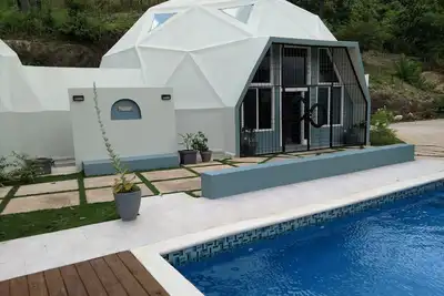 Image de Villa Cupola est un dôme géodésique 5 B \/ R au design exquis avec une piscine privée.