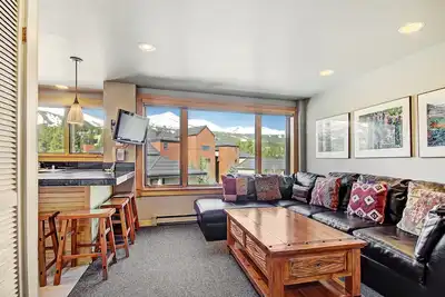 Image de Downtown Studio w \/ Sunny Alpine Views- 4 personnes!