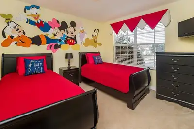 Image de Sud face à la piscine, minutes de Disney, piscine privée / Spa, salle de jeux, équipements gratuits!