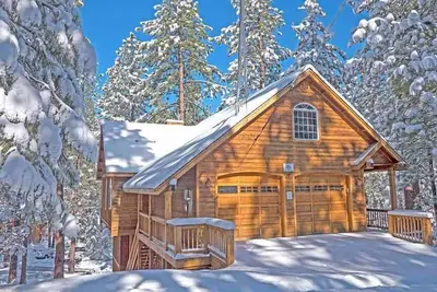 Image de Construit pour le plaisir! Spacieux Mountain Home avec Salle de Massive jeu, Table de billard et bain �������� remous! - 1800hm ~