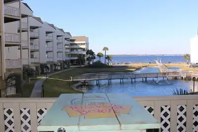 Image de Cute, Beachy Décoré Condo - Étapes de la baie, à quelques pas du golfe du Mexique