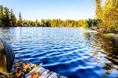 Image de Retraite confortable sur un lac avec quai privé, terrasse et vue depuis chaque chambre