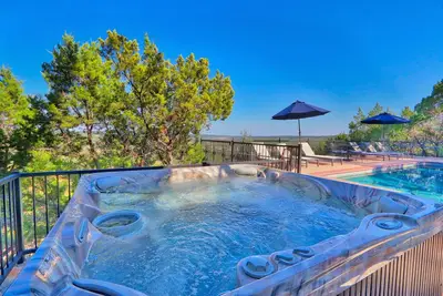 Image de «Maison de luxe avec piscine et vue panoramique à couper le souffle»
