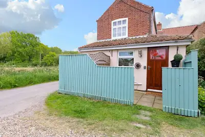 2 Lock Cottages, East Ruston