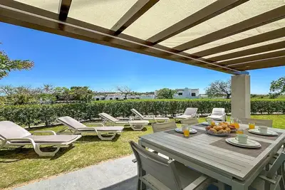 Image de Appartement de luxe de 3 chambres, vue sur la piscine et le jardin, Clube Albufeira près de la vieille ville