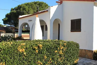 Image de Belle maison ensoleillée avec parking et barbecue