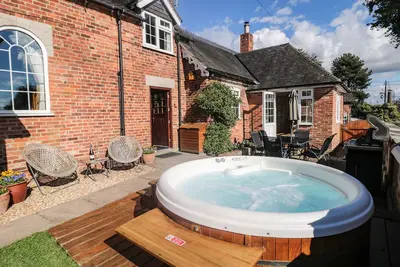 Orchard Cottage, familial et convivial, avec bain à remous dans Calwich, Ref 6093