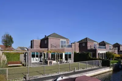 Image de Cette maison est entièrement entourée d’une clôture et est équipée d’un trampoline, idéal pour les e