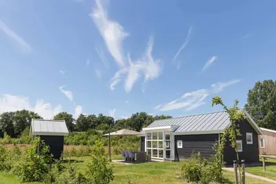 Image de Adjacent au verger, ce chalet dispose d’un grand jardin et d’un vue dégagée. Juste à côté du verger,