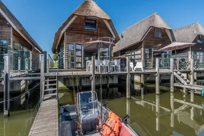 Image de Cette villa sur l'eau est lumineuse et équipée avec goût, et avec quatre chambres, il y de la place