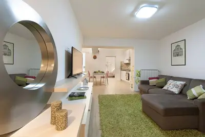 Image de Large and completely refurbished apartment with a beautiful patio.