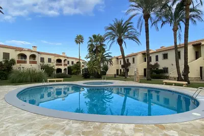 Bungalow rez-de-chaussée dans l'urbanisation avec accès direct à la mer.
