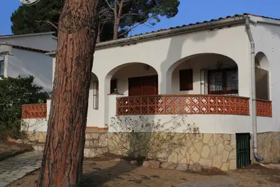 Image de Maison près de la plage avec jardin, parking et barbecue