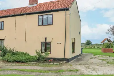 Image de 2 Chalets Stud, avec un jardin à Hainford, Réf 14395