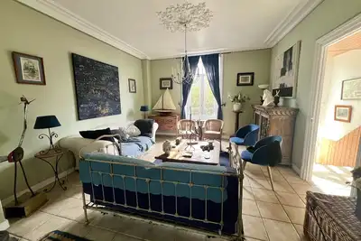 Image de Grande maison d'armateur de charme avec jardin, proche bourg, port et plage