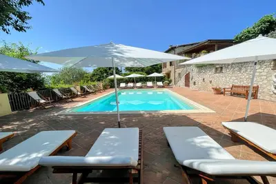 Image de Une maison individuelle de deux étages avec un patio \/ terrasse et un grand jardin
