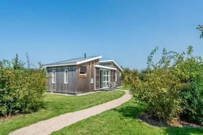 Image de Un chalet avec un jardin (et ameublement de jardin) ravissant en bordure du parc.