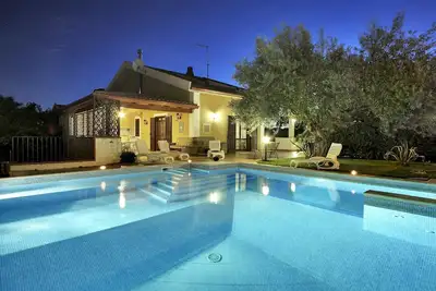 Image de Maison de vacances privée avec piscine privée, Wifi, bain à remous, climatisation, Tv, parking