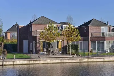 Image de Une maison populaire chez les locataires, bien ordonnée, bien rangée et complète. La maison dispose