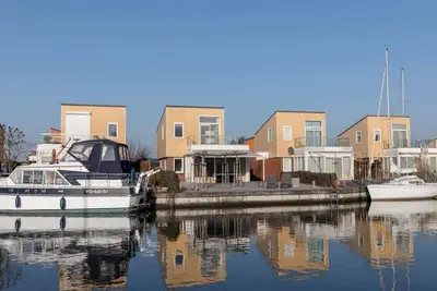 Image de Lieu de villégiature de luxe avec terrasse en pierre côté eau. Il est très agréable de rester longte