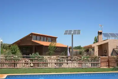 Image de Maison en bois pour 12 personnes avec piscine