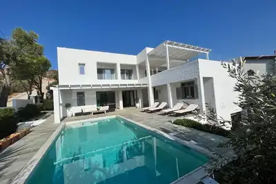 Image de Superbe villa avec piscine privée, Saronida, Grèce