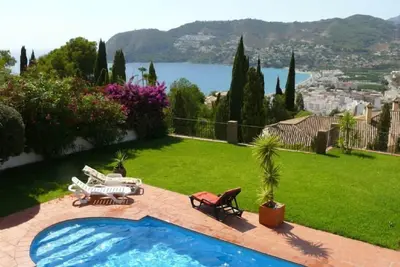 Image de Villa incroyable avec vue imprenable sur la mer et grande piscine privée chauffée, chemin privé
