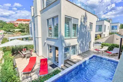 Image de Villa Malinska - villa de trois chambres à proximité des plages avec piscine chauffée