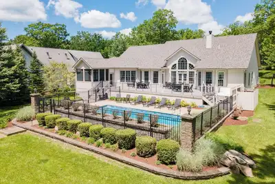 Image de Kathleen's Crossing - Lakefront w \/ Home Theater, piscine extérieure privée
