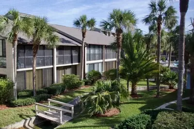 Image de Détendez-vous et profitez de votre escapade tropicale dans ce charmant condo classé argent!