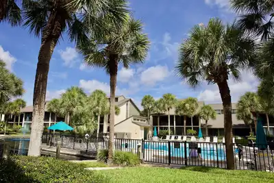 Image de Condo de vacances en famille confortable avec un excellent accès à la piscine et à la plage!