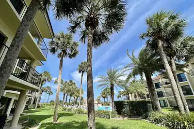 Image de Condo confortable au rez-de-chaussée avec accès facile à la promenade et à la piscine.