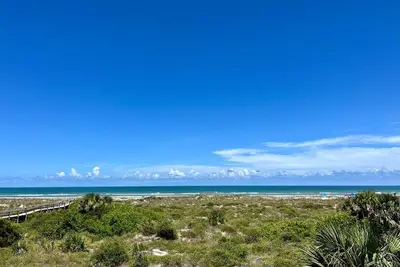 Image de Venez pour la vue, restez pour le confort! Profitez de ce charmant condo classé Or avec une vue imprenable sur l'océan.