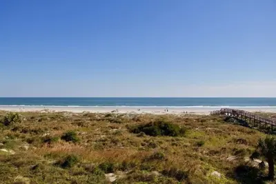 Image de Condo gai face à l'océan avec vue imprenable sur l'océan.
