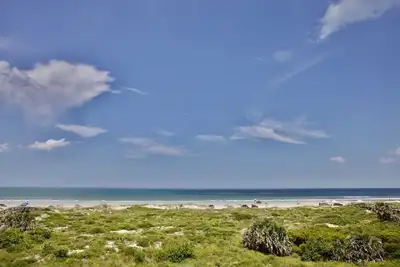 Image de Détendez-vous dans votre superbe condo classé Or avec balcon privé donnant sur les douces vagues de l'océan.