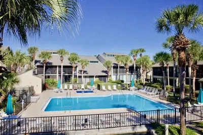 Image de Condo de vacances en famille classé argent de bon goût près de la piscine et de la plage!