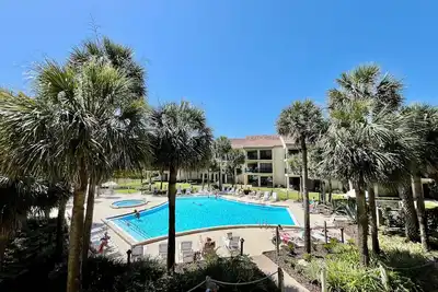 Image de Unité classée or sereine avec une vue imprenable sur la piscine et l'océan!